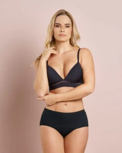 Classic Style Period Knicker In 3-Layer Fabric For 24- Hour Protection 21 Classic Style Period Knicker In 3-Layer Fabric For 24- Hour Protection -Fitted Clothes Shop 012978N 700 1200X1500 4