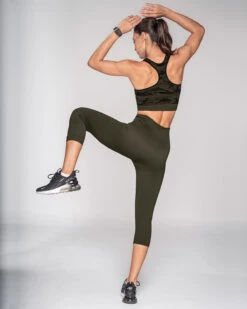 Seamless Capri LeggingQuick-Dry For Extra Breathability -Fitted Clothes Shop 195558P 695 1200X1500 2