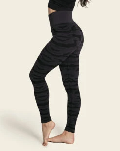 Sculpting High-Waisted Graphic Active Legging -Fitted Clothes Shop 195572 711 1200x1500 2023 2